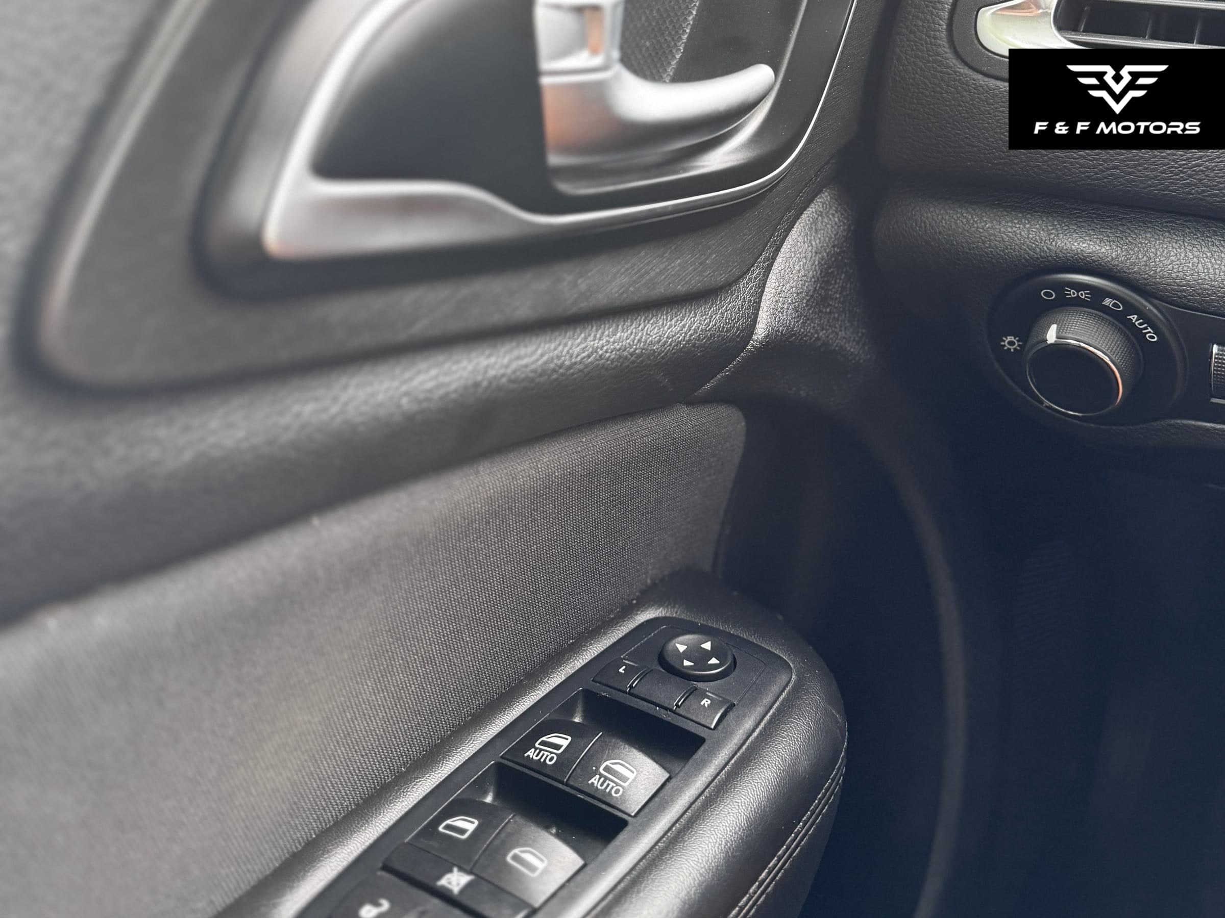 2015 Chrysler 200 Limited — Interior