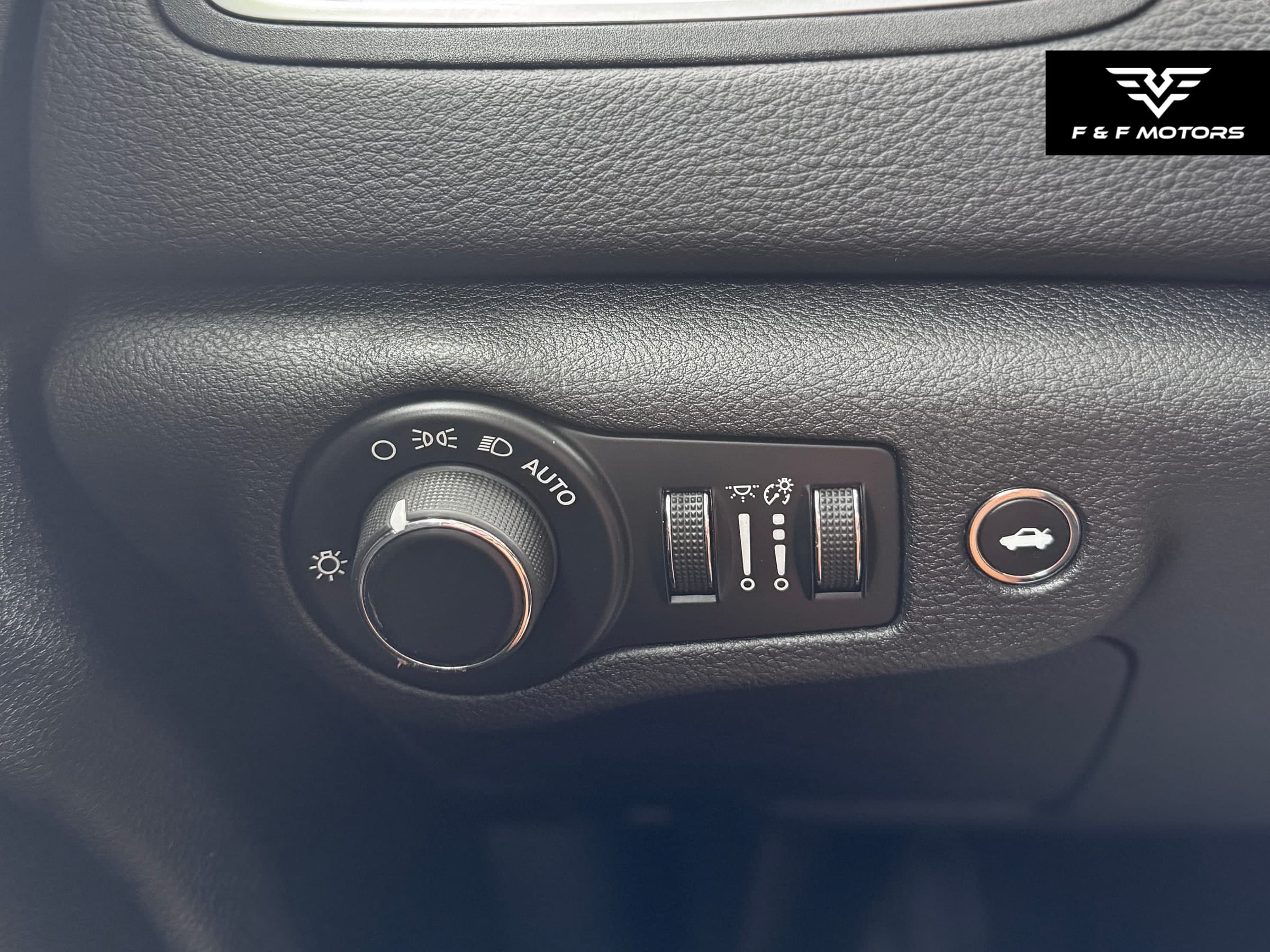 2015 Chrysler 200 Limited photo 18