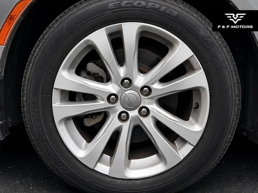2015 Chrysler 200 Limited — Wheels