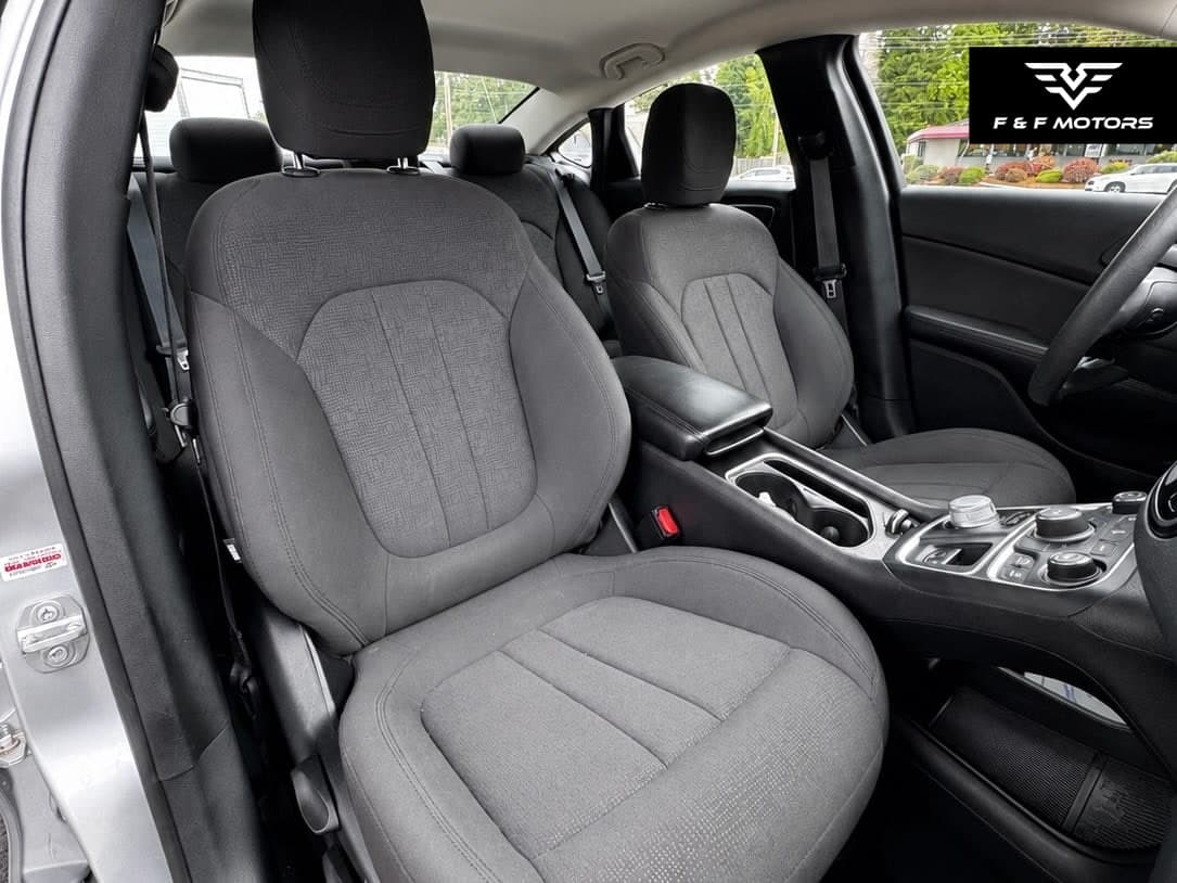 2015 Chrysler 200 Limited — Interior