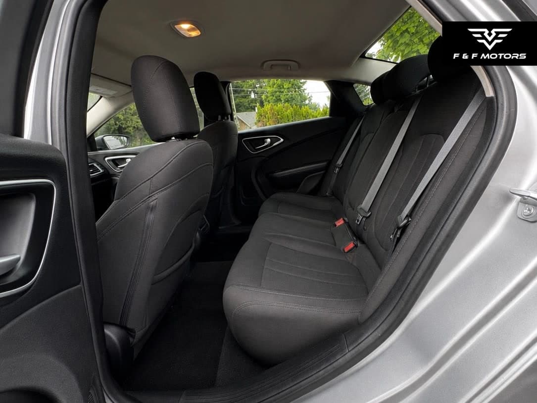 2015 Chrysler 200 Limited — Interior