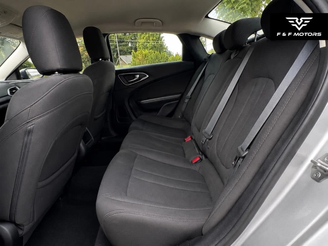 2015 Chrysler 200 Limited — Interior
