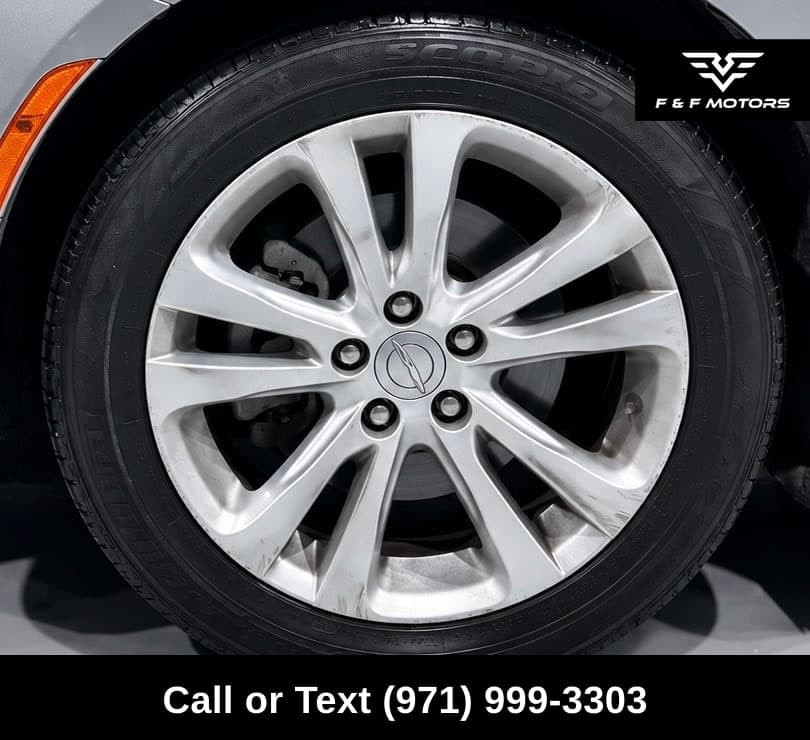 2015 Chrysler 200 Limited — Wheels