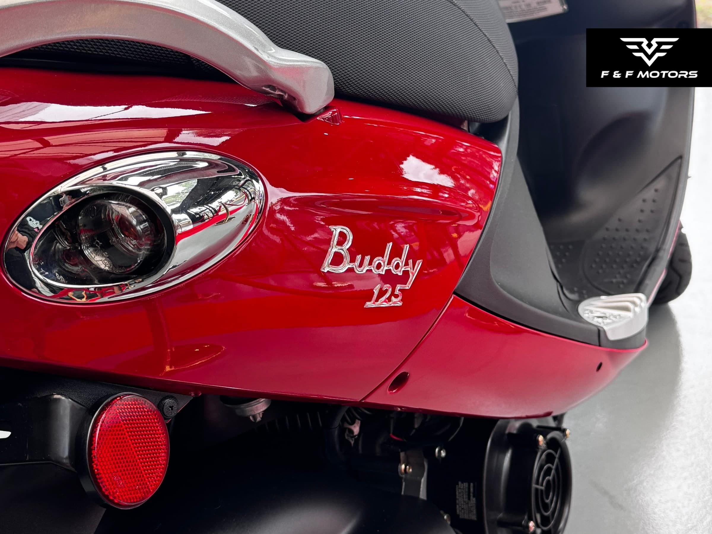 2008 Genuine Scooter Co. Buddy 125 — Wheels
