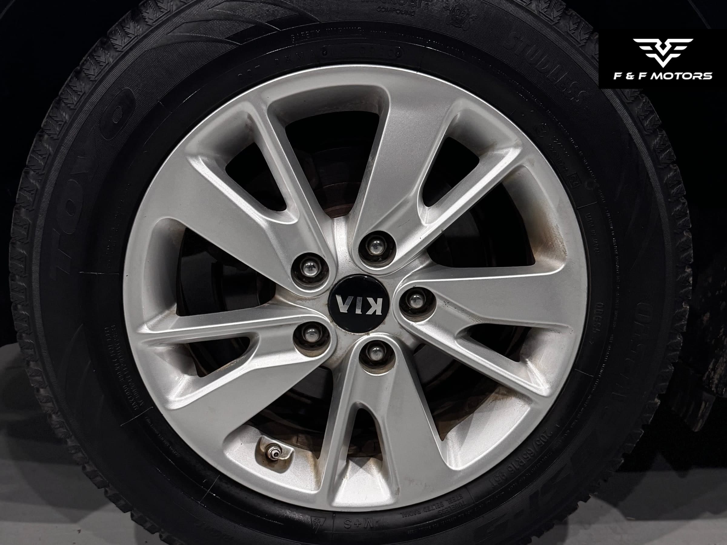 2016 Kia Optima LX — Wheels