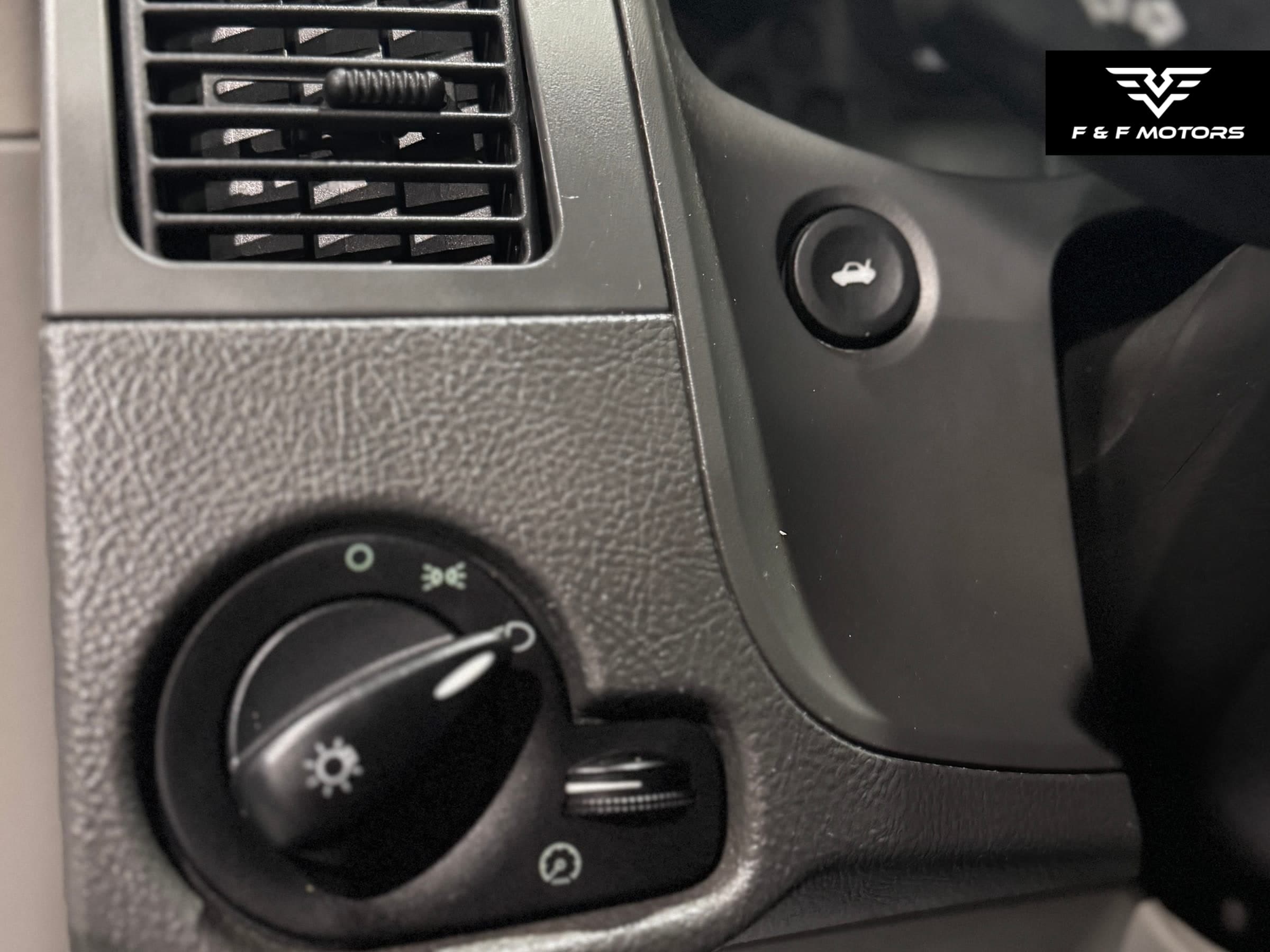 2005 Ford Focus SE — Interior