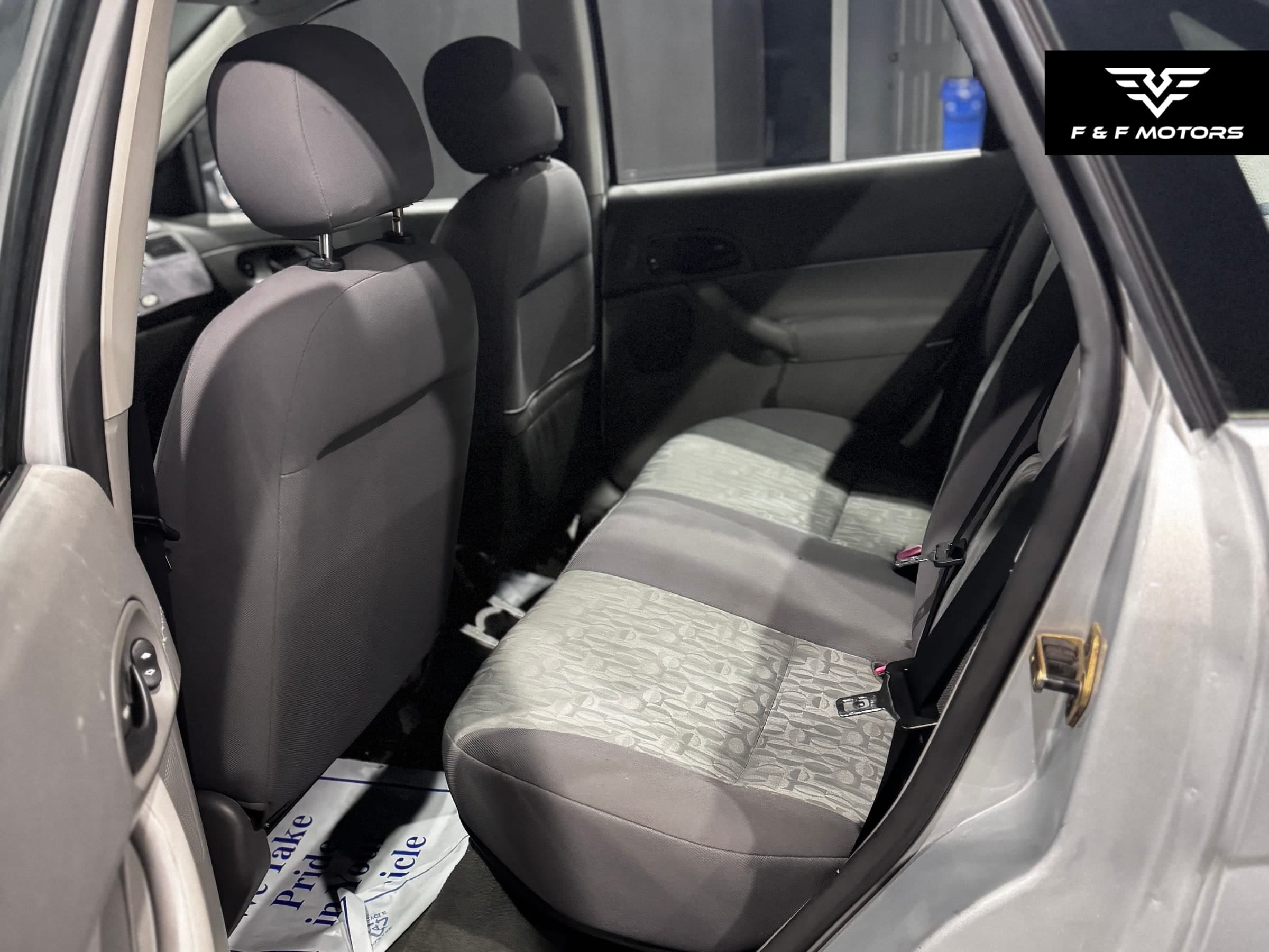 2005 Ford Focus SE — Interior