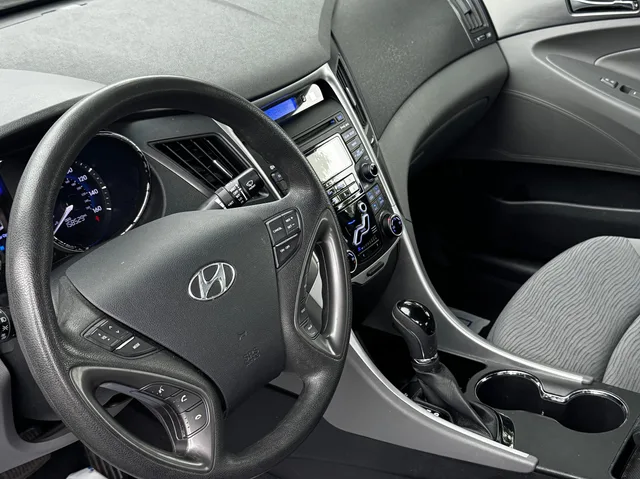 2012 Hyundai Sonata Middle level — Interior · Photo 8