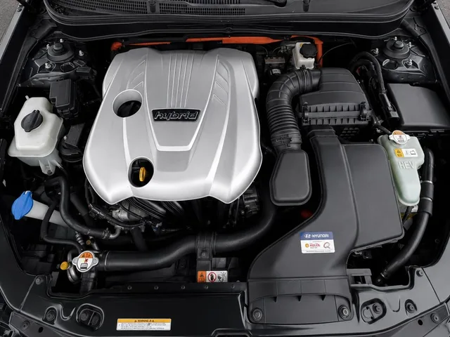 2012 Hyundai Sonata Middle level — Engine · Photo 14