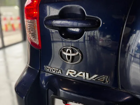 2007 Toyota RAV4 Standard (with Third seat) photo 8