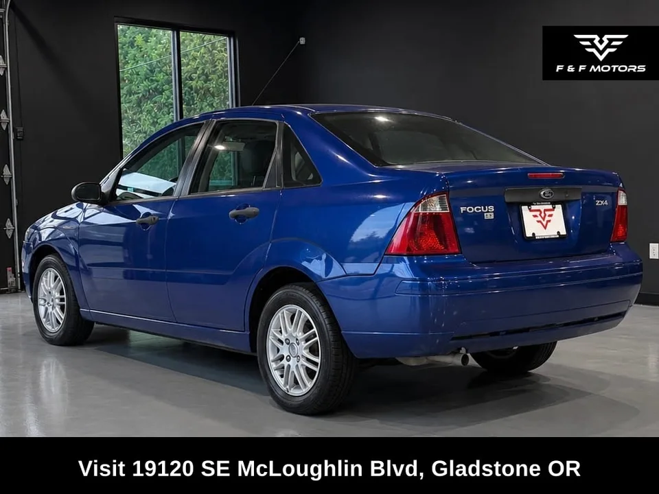 2005 Ford Focus ZX4 photo 4
