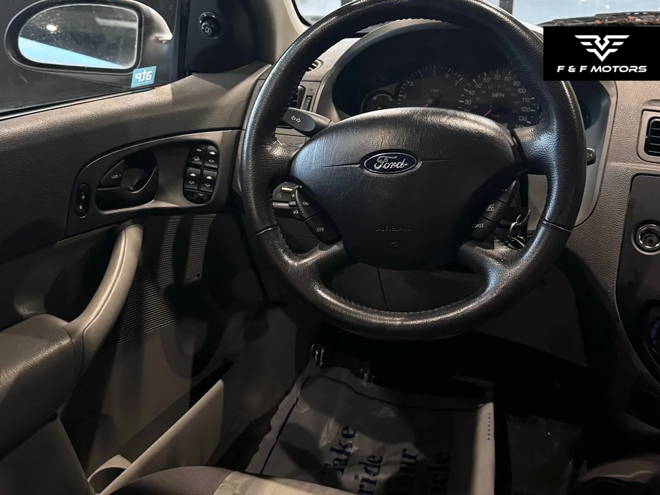 2005 Ford Focus ZX4 — Interior