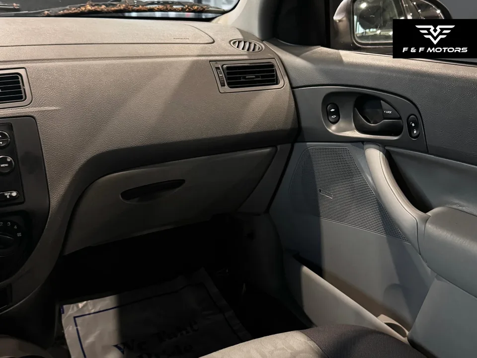 2005 Ford Focus ZX4 — Interior