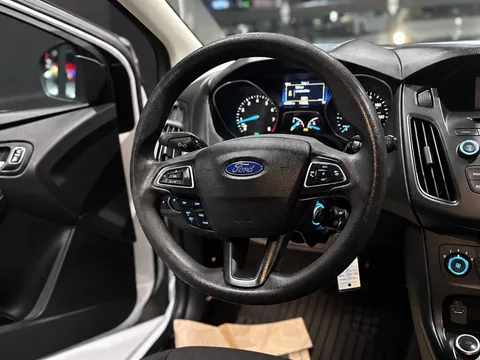 2016 Ford Focus SE — Exterior