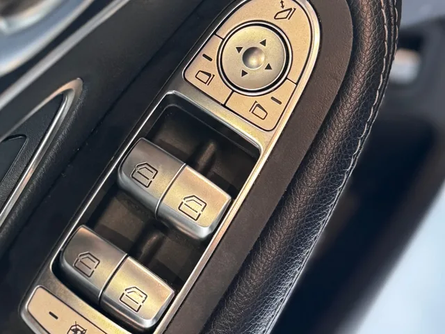 2017 Mercedes-Benz C300: Blind-spot monitoring