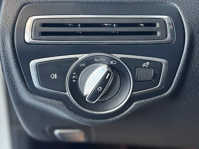 2017 Mercedes-Benz C300: Forward collision warning