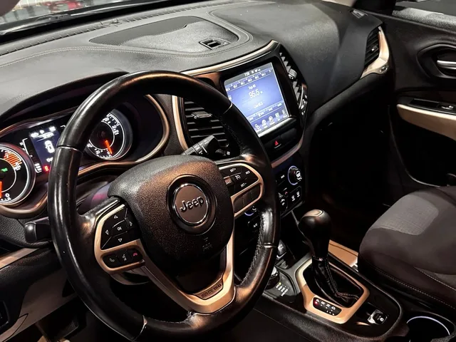 2017 Jeep Cherokee Latitude — Interior · Photo 5