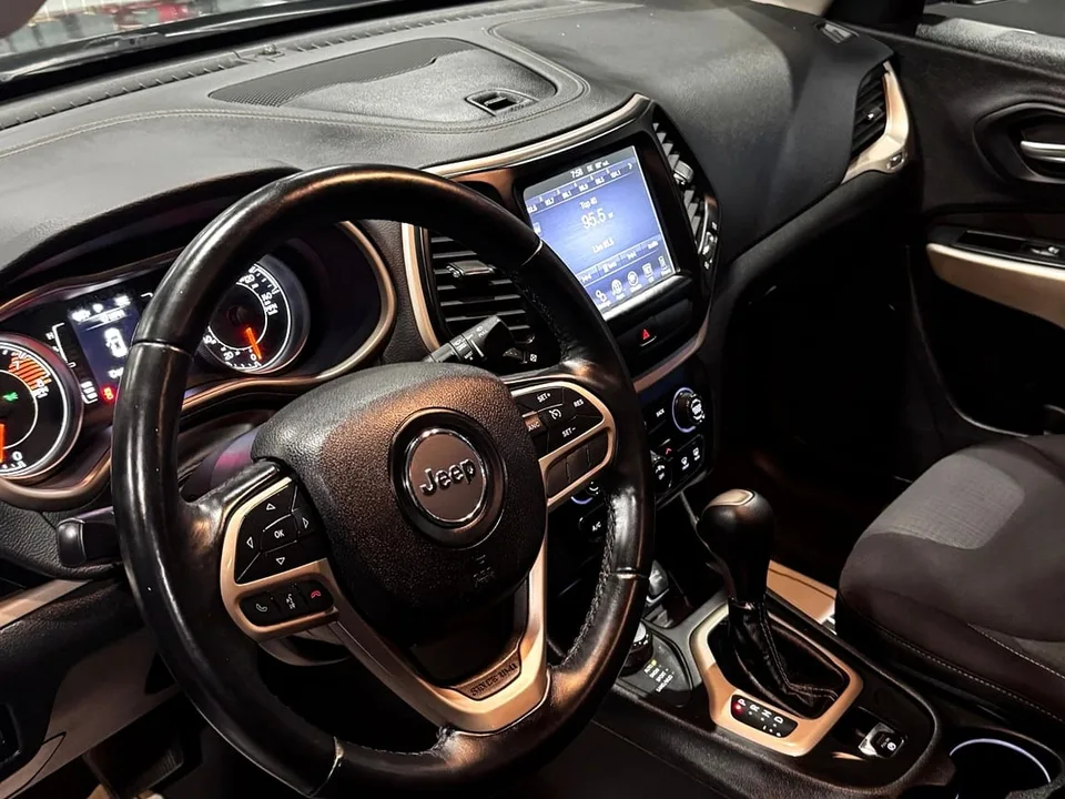2017 Jeep Cherokee Latitude — Interior · Photo 5