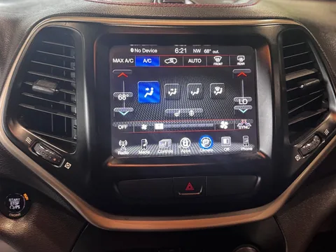 2017 Jeep Cherokee Latitude — Interior