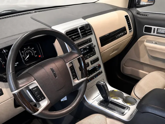 2010 Lincoln MKX Base — Interior · Photo 7