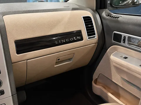 2010 Lincoln MKX Base — Interior