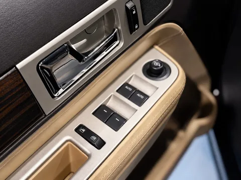 2010 Lincoln MKX Base — Interior