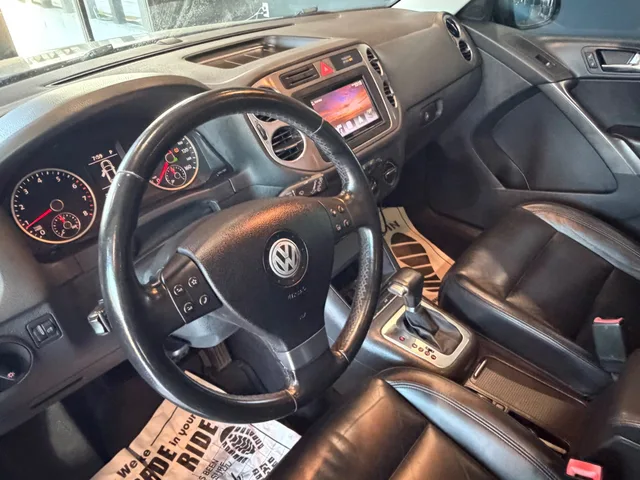 2010 Volkswagen Tiguan 4-Motion — Interior · Photo 8