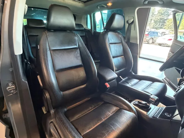 2010 Volkswagen Tiguan 4-Motion — Interior · Photo 7