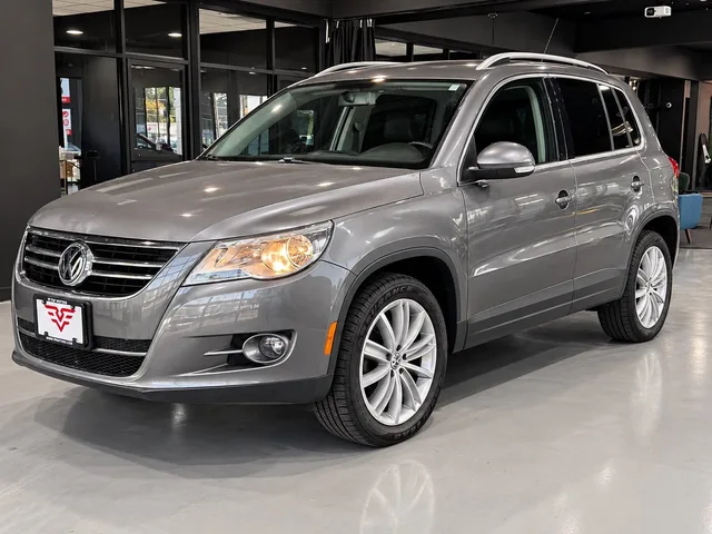 2010 Volkswagen Tiguan 4-Motion — Exterior · Photo 2