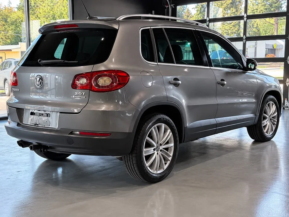2010 Volkswagen Tiguan 4-Motion — Exterior · Photo 3