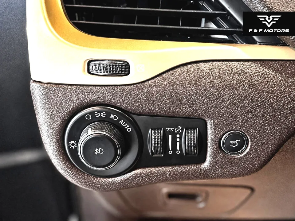 2015 Jeep Cherokee Base — Interior