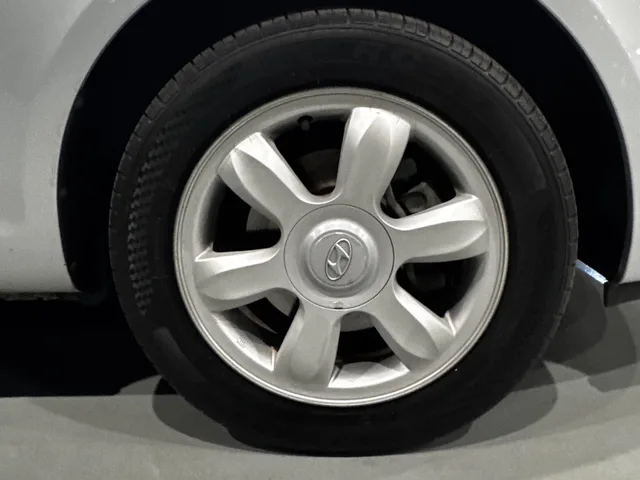 2006 Hyundai Accent Base — Wheels · Photo 18