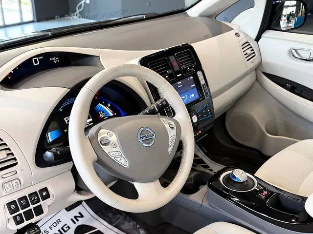 2016 Nissan Leaf — Interior · Photo 9