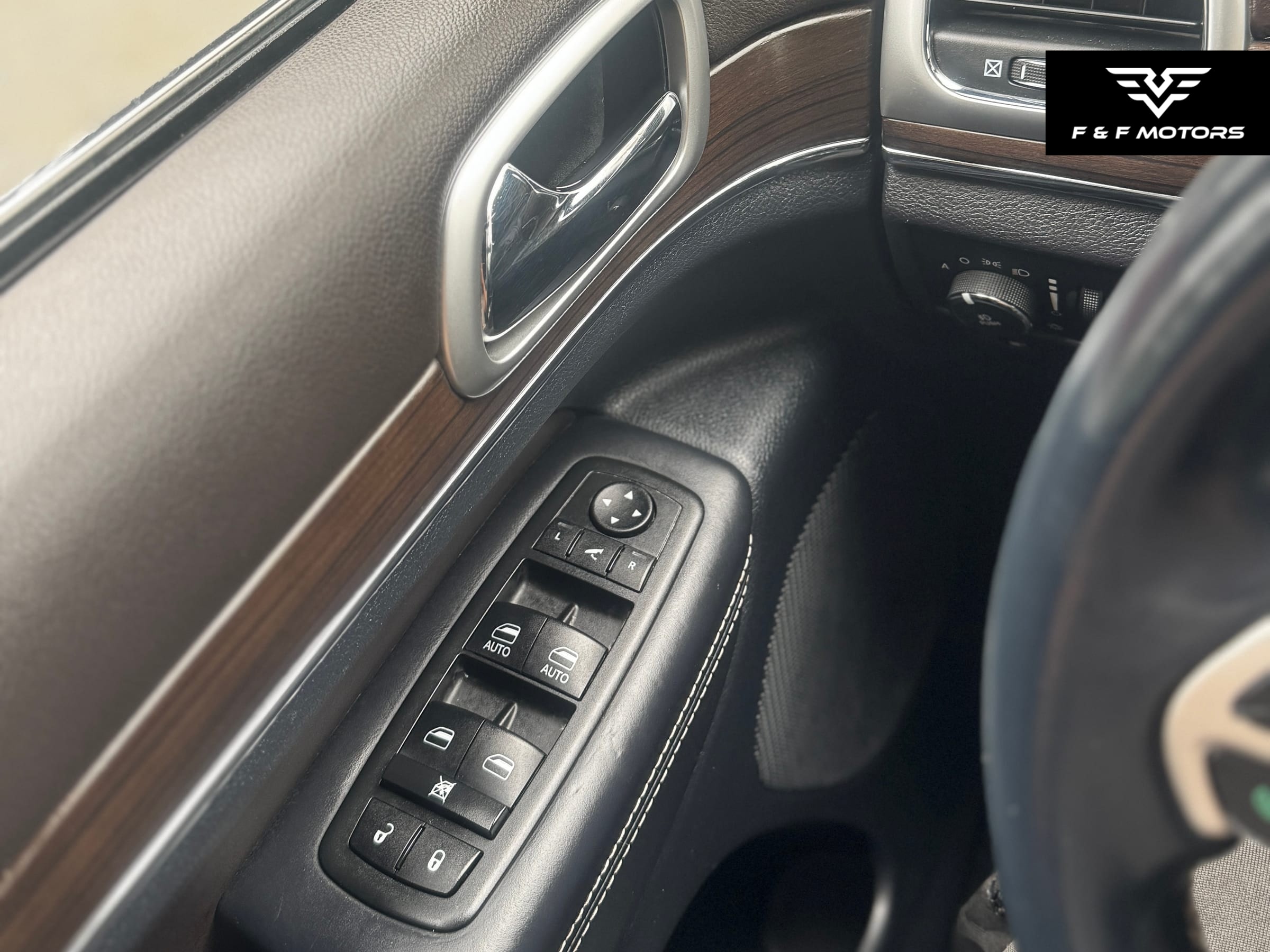 2014 Jeep Grand Cherokee Overland — Interior
