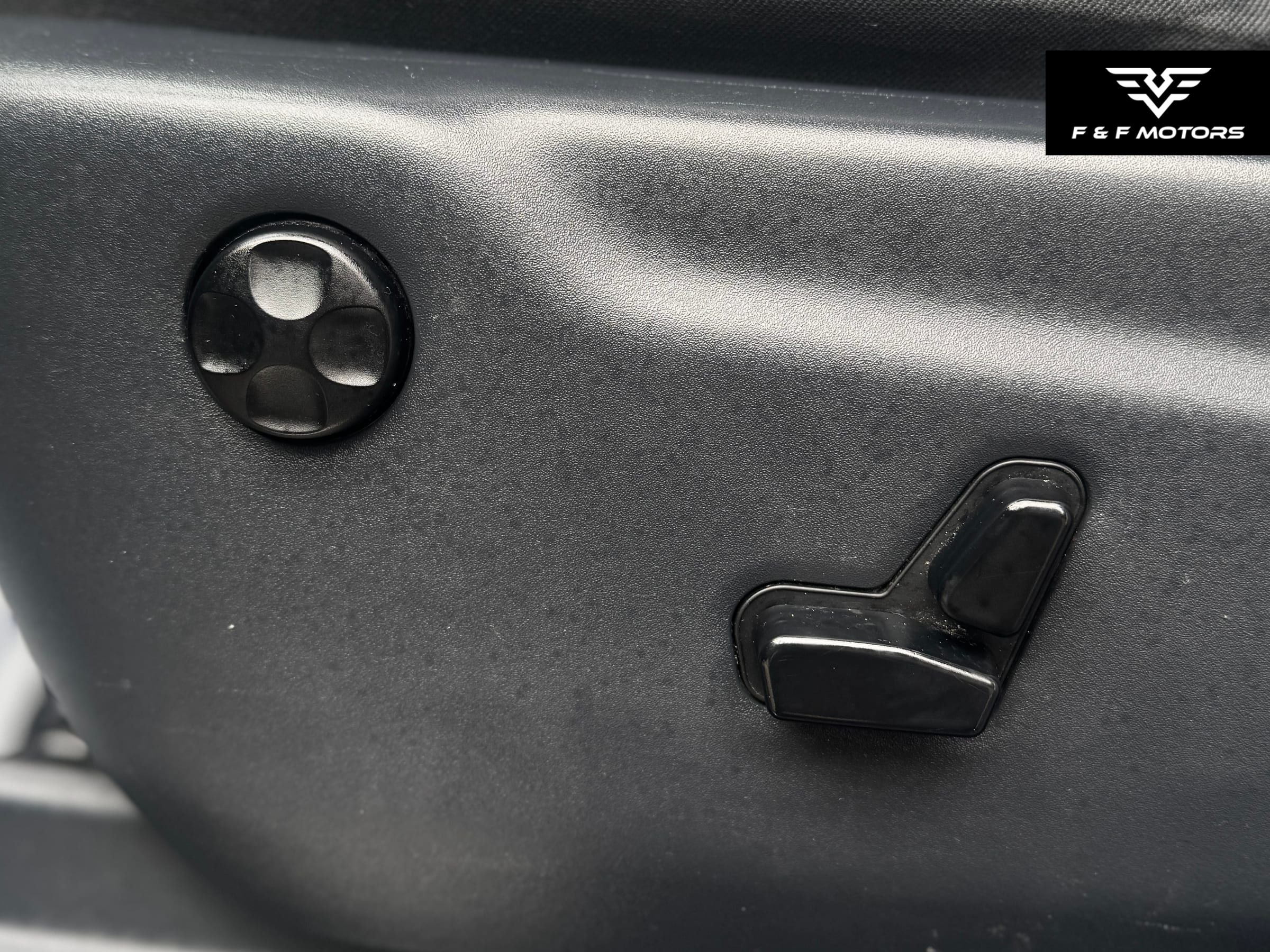 2014 Jeep Grand Cherokee Overland — Damage