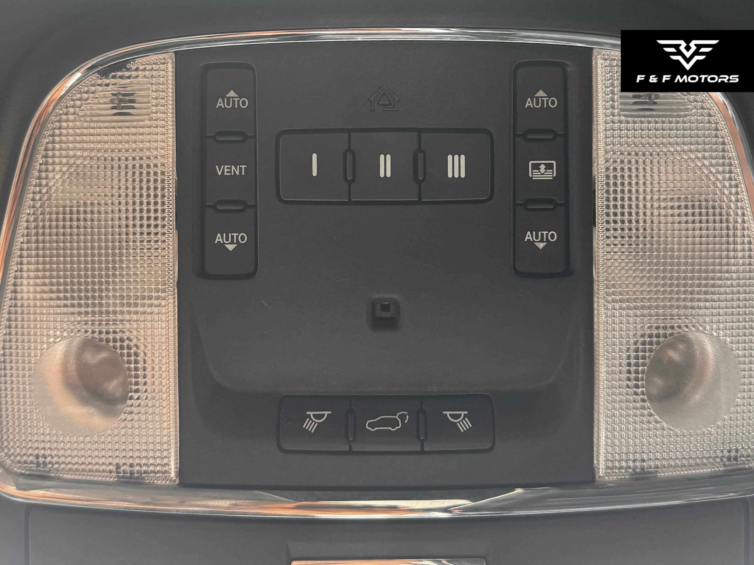2014 Jeep Grand Cherokee Overland — Interior