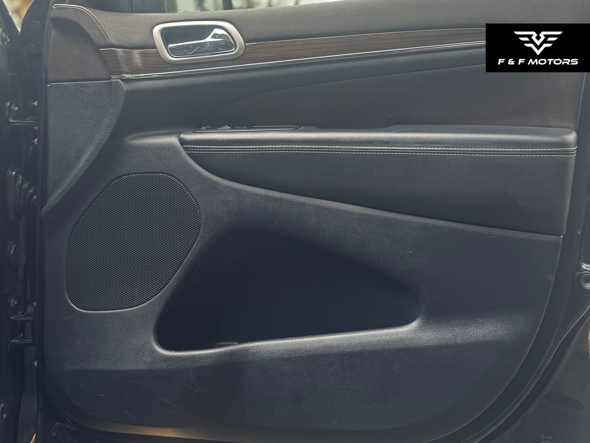 2014 Jeep Grand Cherokee Overland — Interior