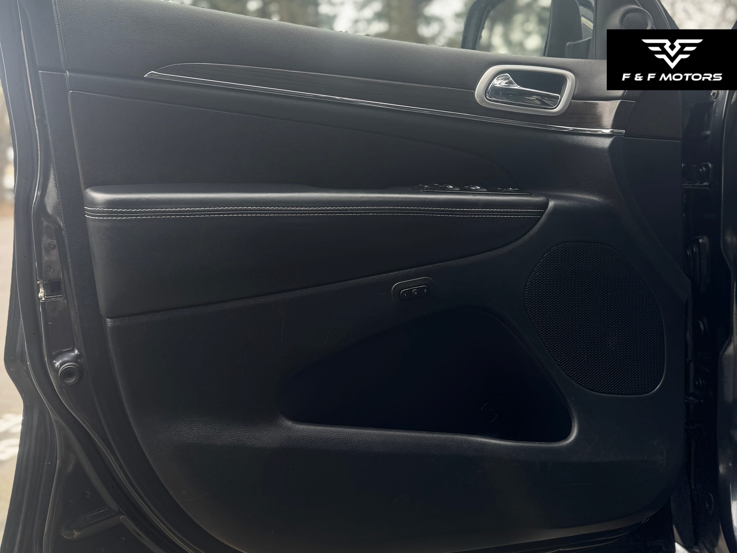 2014 Jeep Grand Cherokee Overland — Interior