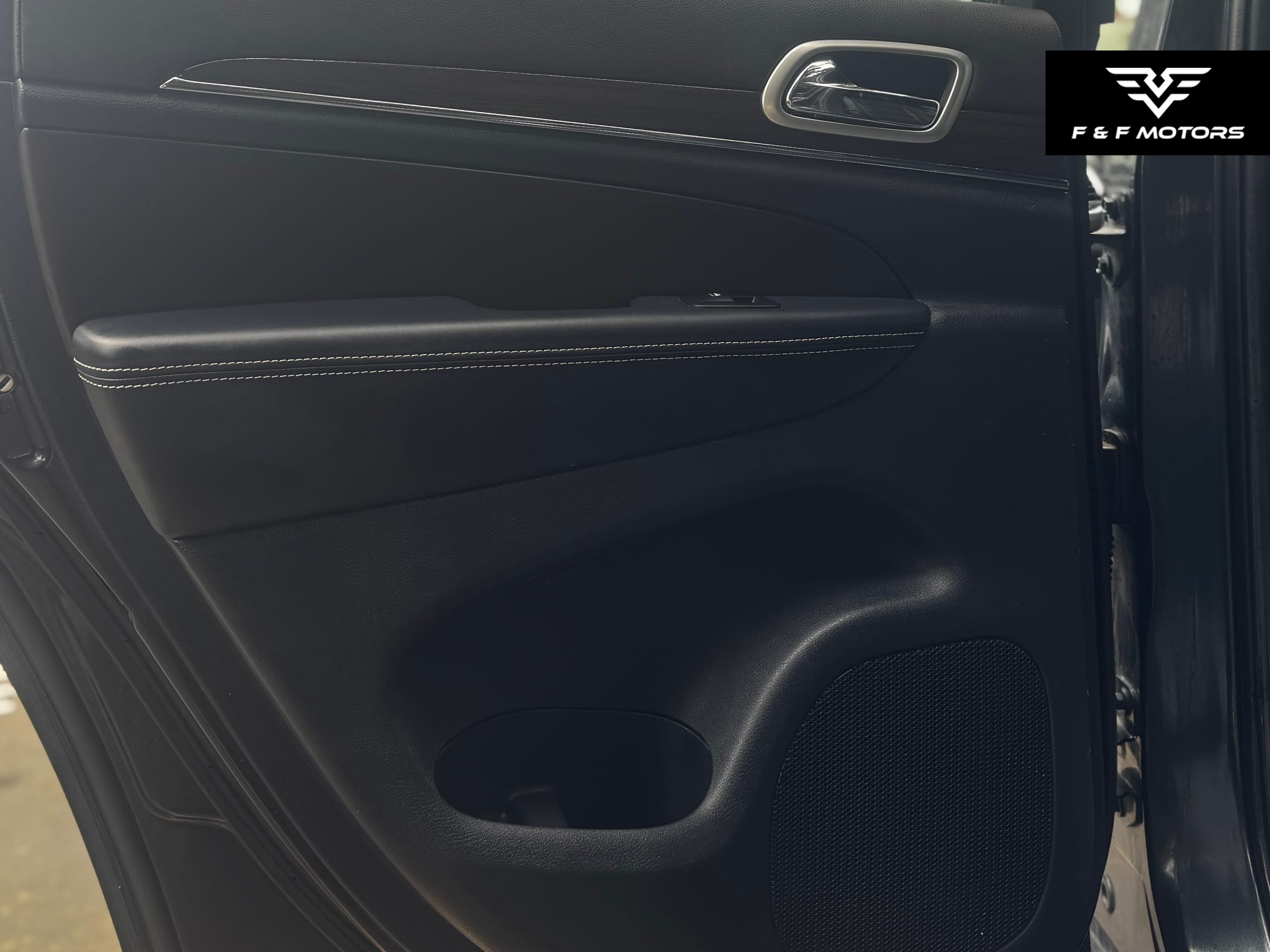 2014 Jeep Grand Cherokee Overland — Damage