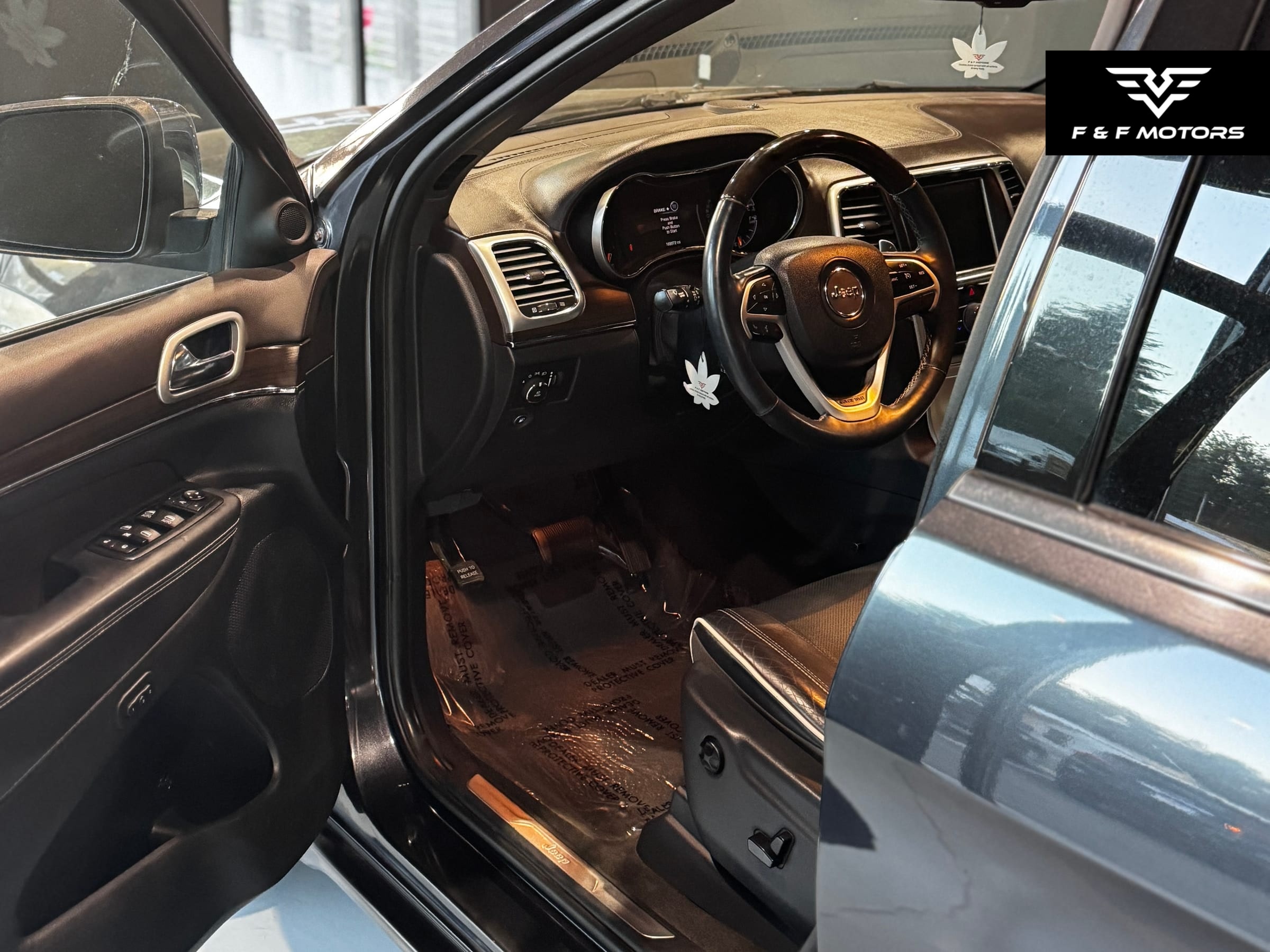 2014 Jeep Grand Cherokee Overland — Interior