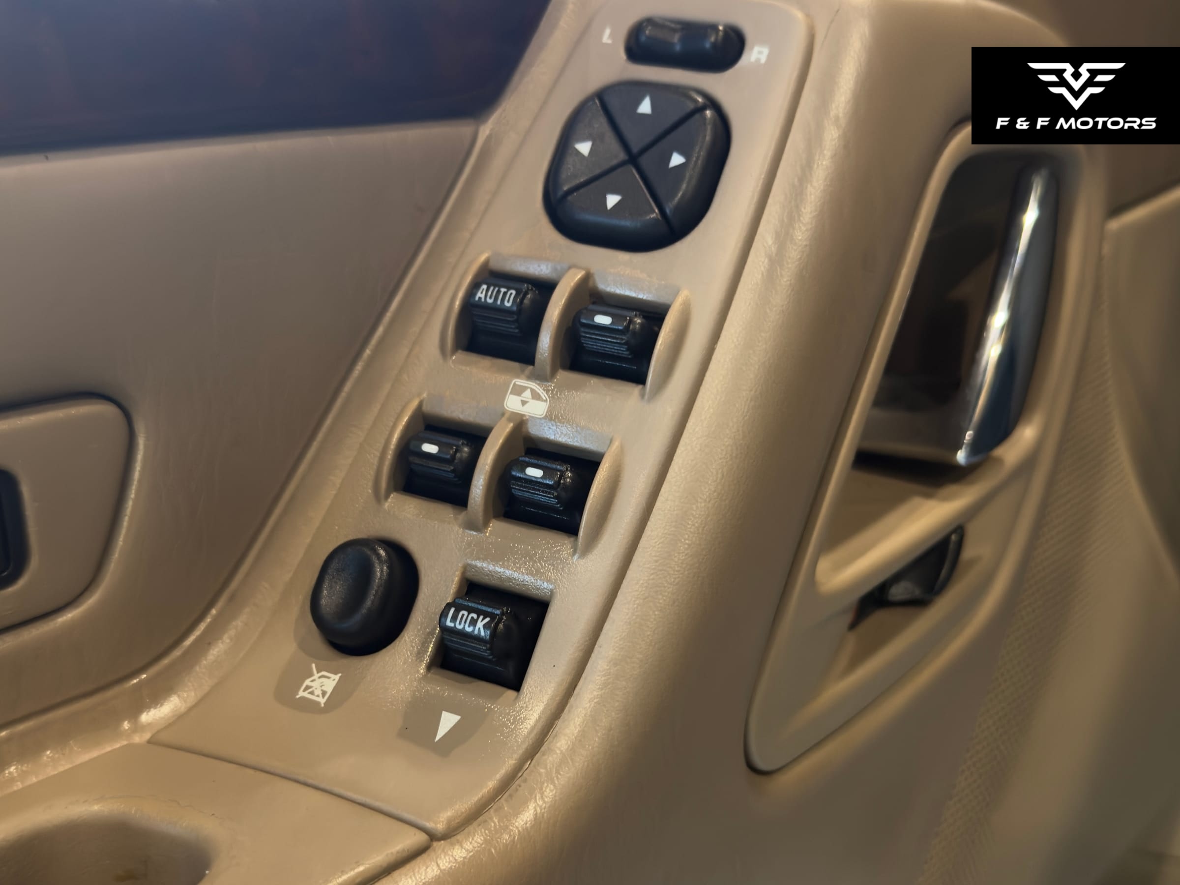 2003 Jeep Grand Cherokee Limited — Interior