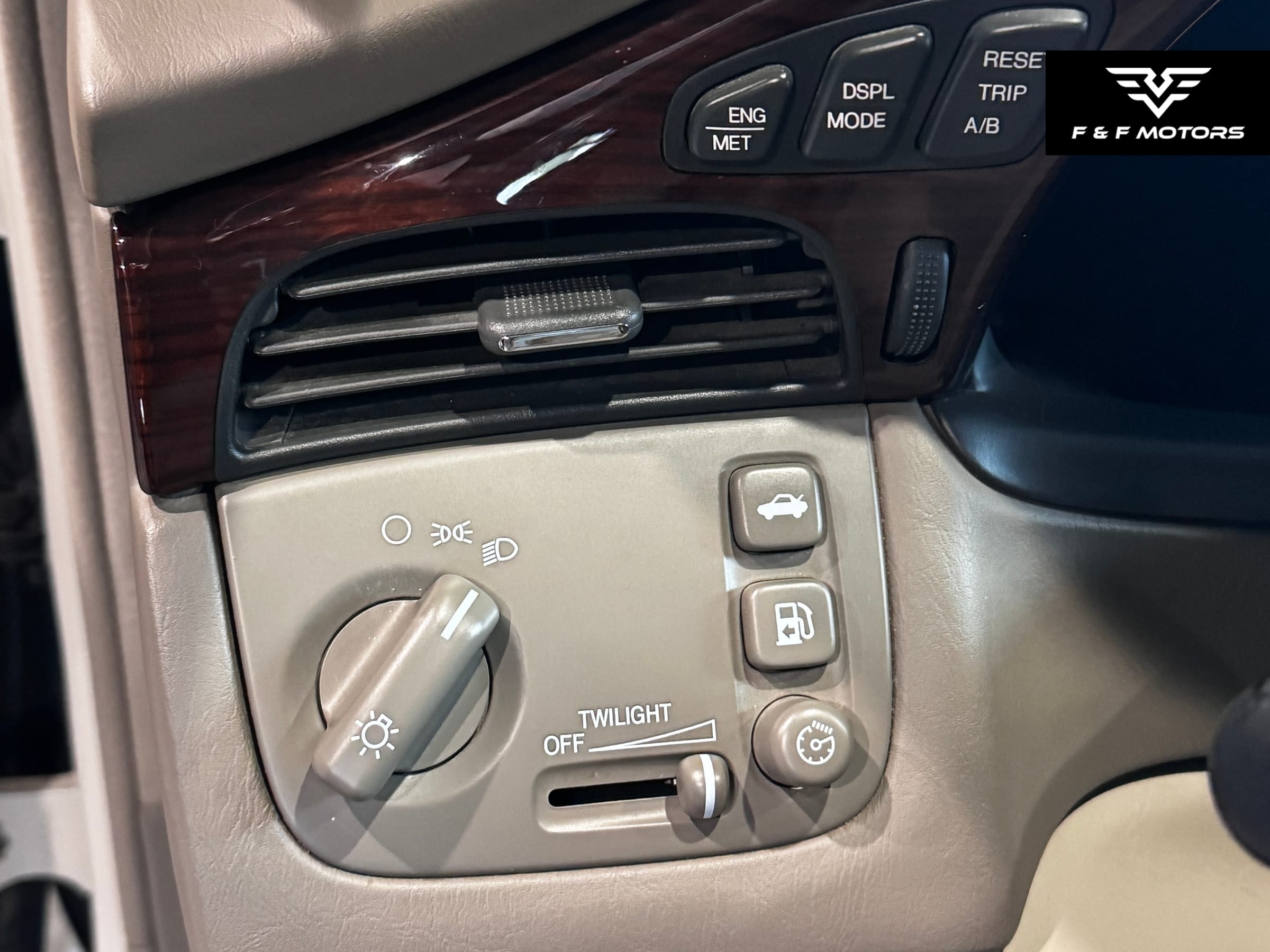 2002 Cadillac Deville DHS — Interior