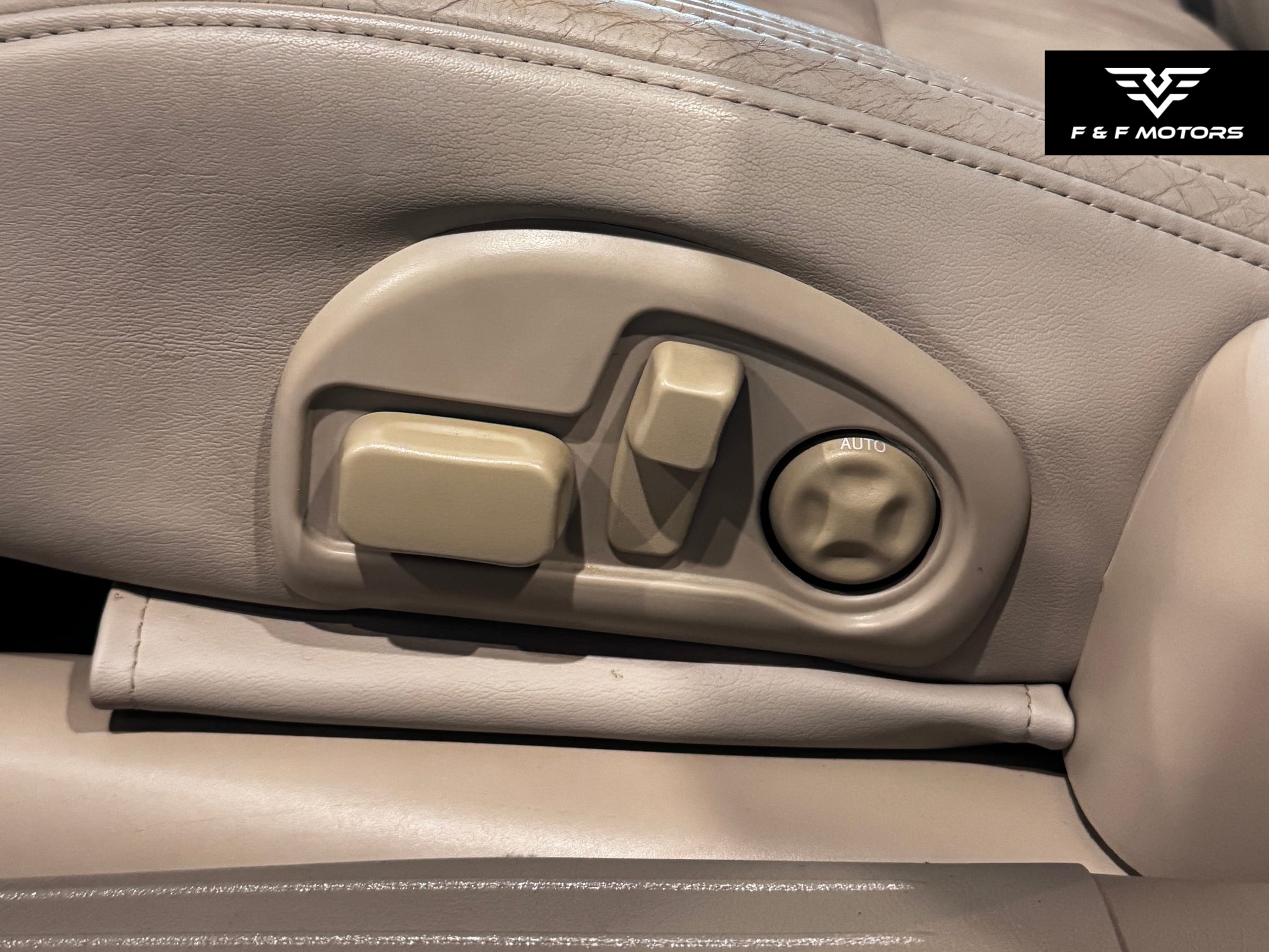 2002 Cadillac Deville DHS — Interior