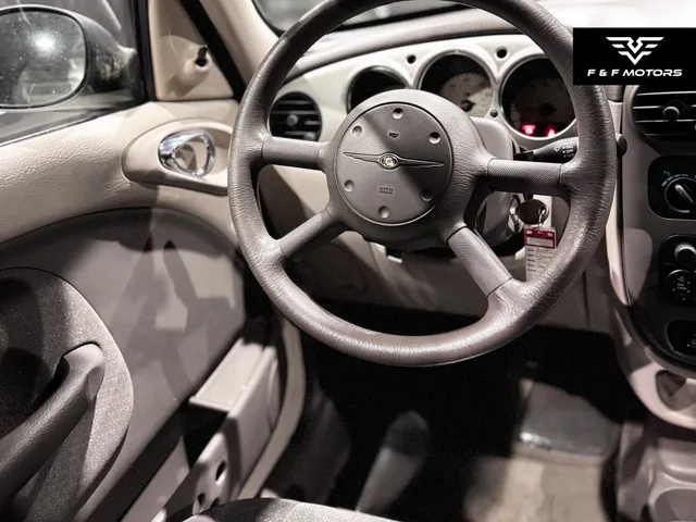 2004 Chrysler PT Cruiser Base Classic — Interior · Photo 9
