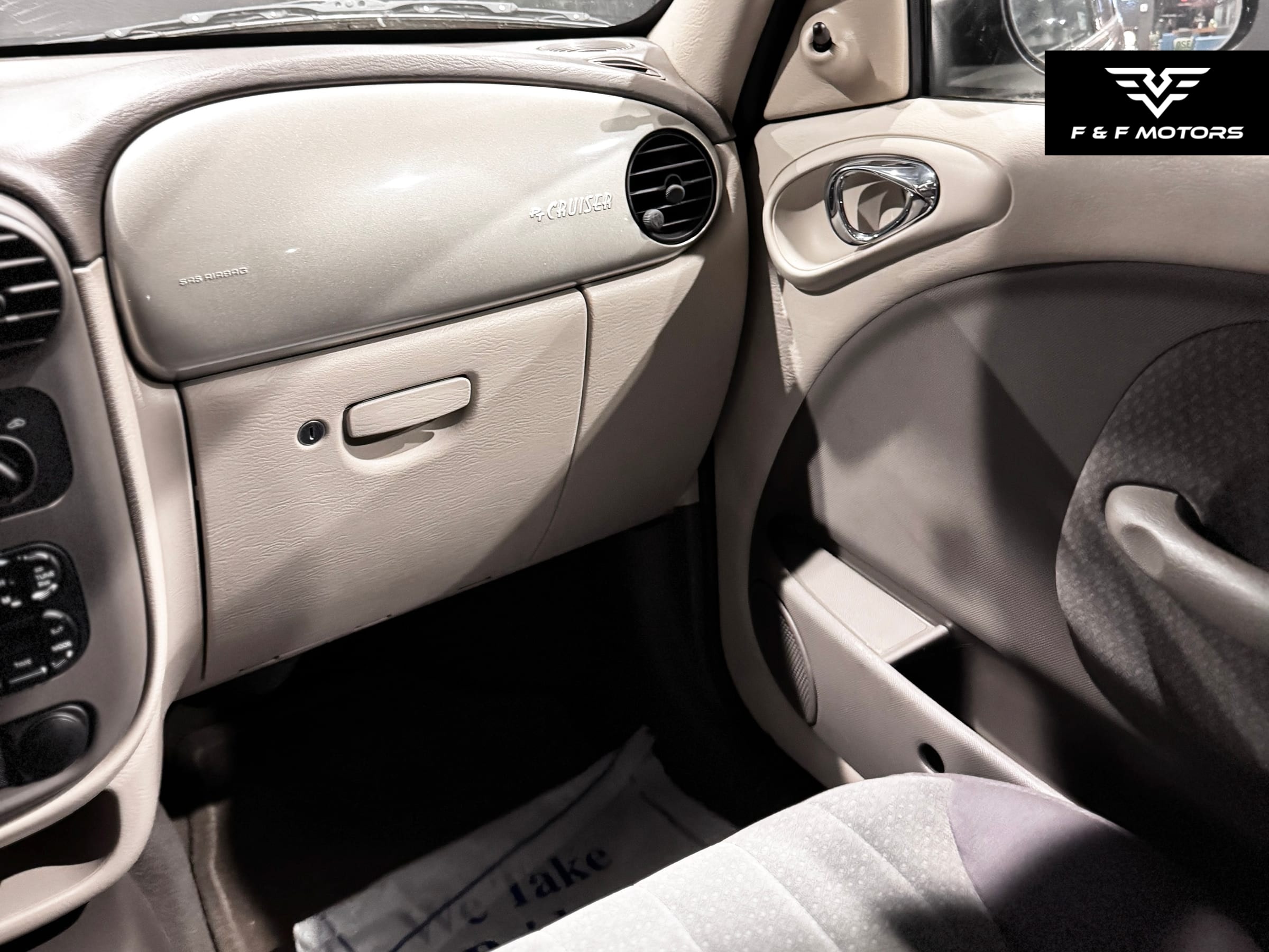 2004 Chrysler PT Cruiser Base/Classic — Interior