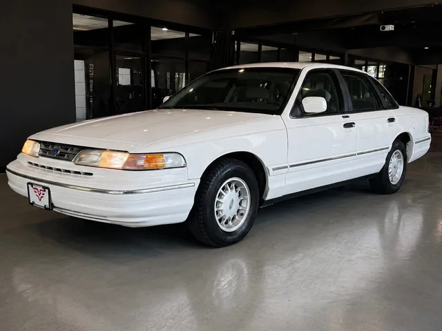 1996 Ford Crown Victoria, photo 2