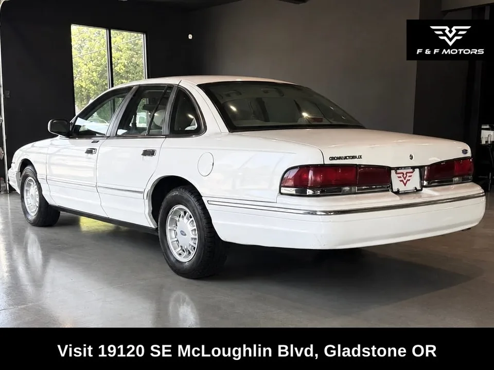 1996 Ford Crown Victoria LX photo 4