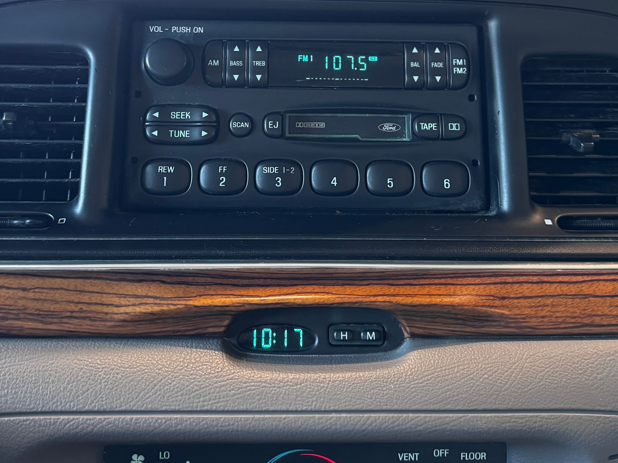 1996 Ford Crown Victoria LX photo 24