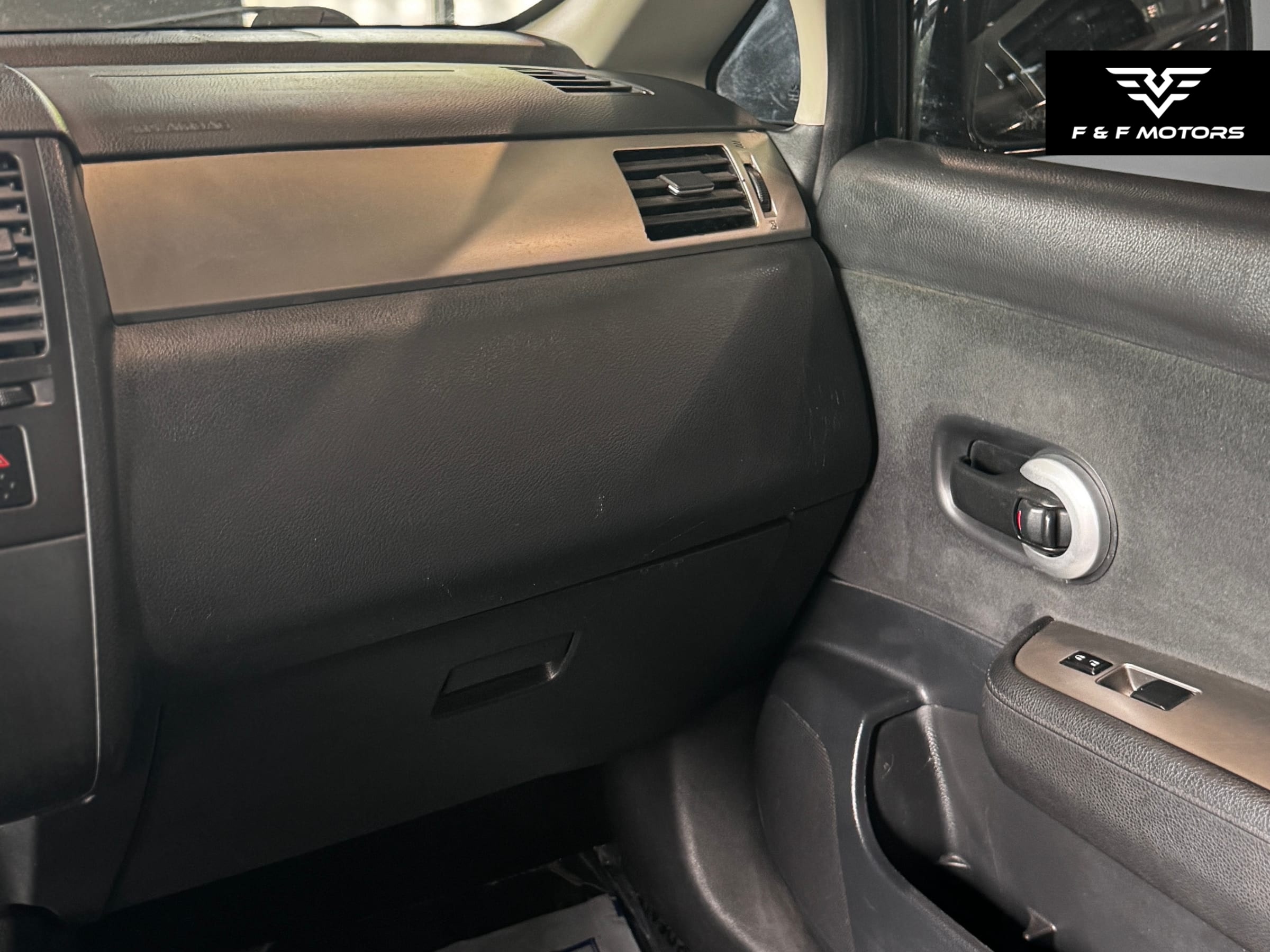 2012 Nissan Versa 1.8 S — Interior