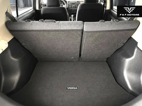 2012 Nissan Versa 1.8 S — Interior